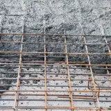 Siatka zbrojeniowa czeka na beton. Jaki beton na chudziaka będzie najlepszy? Ten szary, mokry materiał to właśnie on.
