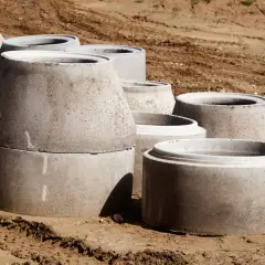 Betonowe kręgi kanalizacyjne czekają na montaż. Sprawdź kręgi betonowe cennik i wybierz najlepsze rozwiązanie dla swojej budowy.