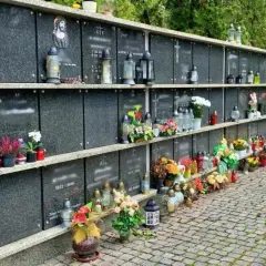 Jak się nazywa ściana na urny i jej znaczenie w memorializacji