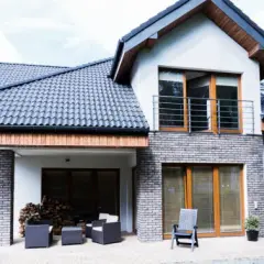 Jakie kolory elewacji pasują do okien dąb bielony - poradnik architekta