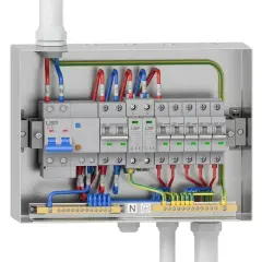 Wnętrze skrzynki elektrycznej z wyłącznikiem głównym 32A i kilkoma mniejszymi zabezpieczeniami nadprądowymi, okablowanie L, N, PE.