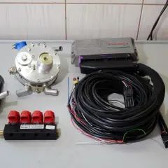 Elementy instalacji gazowej LPG: reduktor, listwa wtryskowa, sterownik STAG-300-4, wiązka przewodów i czujnik. Poznaj koszt instalacji gazowej.