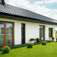 Jaką elewację wybrać do domu z czarnym dachem i oknami orzechowymi?