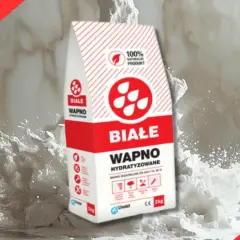 Białe wapno budowlane w worku, otoczone chmurą pyłu. Idealne do prac remontowych.