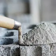 Cement biały: jakie ma zastosowanie i właściwości w budownictwie?