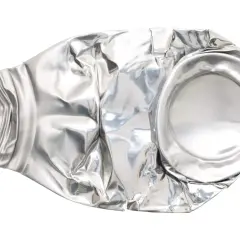 Zgnieciona puszka po napoju, wykonana z aluminium. Jej cena za kg jest zmienna, ale recykling jest zawsze opłacalny.