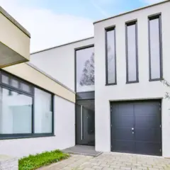Jakie drzwi zewnętrzne do domu jednorodzinnego wybrać?