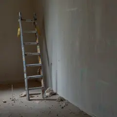 Gips budowlany gotowy: jak przyspieszyć wykończenia ścian?