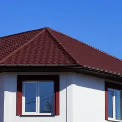 Jaki kolor elewacji do wiśniowego dachu, aby uniknąć błędów w aranżacji?