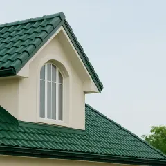 Jaki kolor elewacji pasuje do zielonego dachu? 5 najlepszych opcji