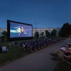 Jak zabezpieczyć elewację kina plenerowego do seansu filmów z Vider