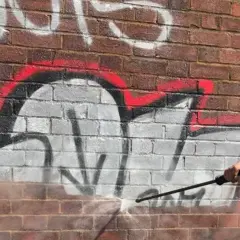 Skuteczne sposoby jak usunąć graffiti z elewacji: 5 sprawdzonych metod
