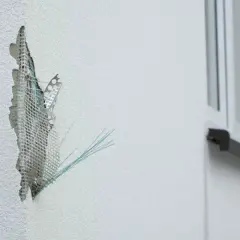 Jak naprawić pęknięcia na elewacji: 8 skutecznych kroków dla majsterkowicza