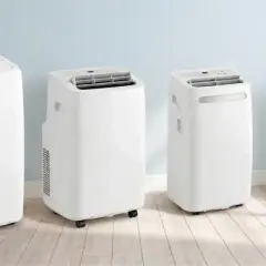 Cztery białe klimatyzatory stojące obok siebie. Zastanawiasz się, jaki klimatyzator do domu będzie najlepszy?