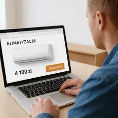 Mężczyzna sprawdza na laptopie, ile kosztuje montaż klimatyzacji. Cena 4100 zł.