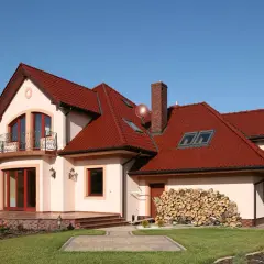 Jaka elewacja do bordowego dachu: 5 najlepszych kolorów i inspiracji