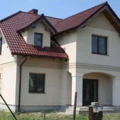 Idealna elewacja do mahoniowych okien - jakie kolory wybrać na dom