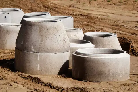 Betonowe kręgi kanalizacyjne czekają na montaż. Sprawdź kręgi betonowe cennik i wybierz najlepsze rozwiązanie dla swojej budowy.