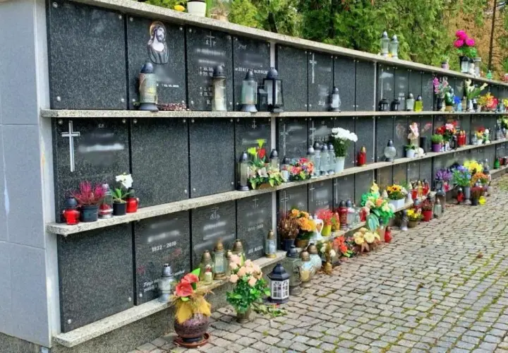 Jak się nazywa ściana na urny i jej znaczenie w memorializacji