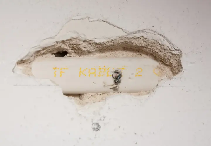 Jak połączyć przecięty kabel w ścianie bez ryzyka i błędów