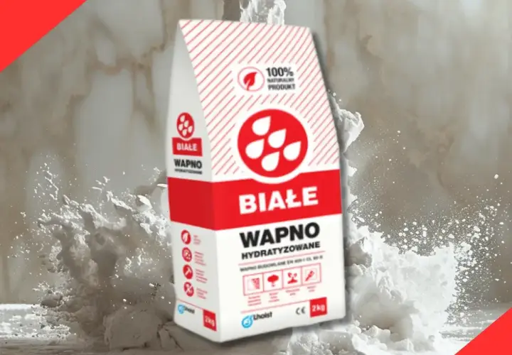 Białe wapno budowlane w worku, otoczone chmurą pyłu. Idealne do prac remontowych.