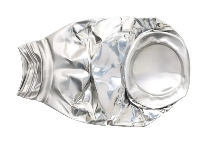 Zgnieciona puszka po napoju, wykonana z aluminium. Jej cena za kg jest zmienna, ale recykling jest zawsze opłacalny.