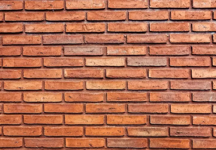 Cegła klinkierowa – trwały materiał do elewacji, ogrodzeń i wnętrz