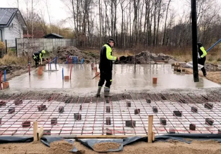 Budowa domu parterowego: kompleksowy proces od A do Z