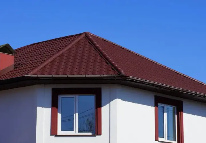 Jaki kolor elewacji do wiśniowego dachu, aby uniknąć błędów w aranżacji?