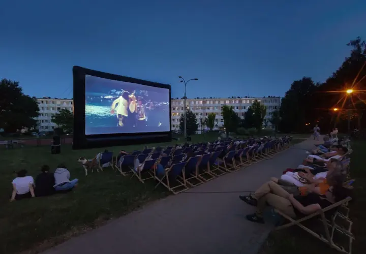 Jak zabezpieczyć elewację kina plenerowego do seansu filmów z Vider