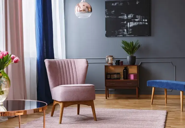 Zasłony do szarych ścian i brązowych mebli: Stylowe inspiracje
