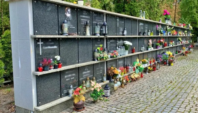 Jak się nazywa ściana na urny i jej znaczenie w memorializacji