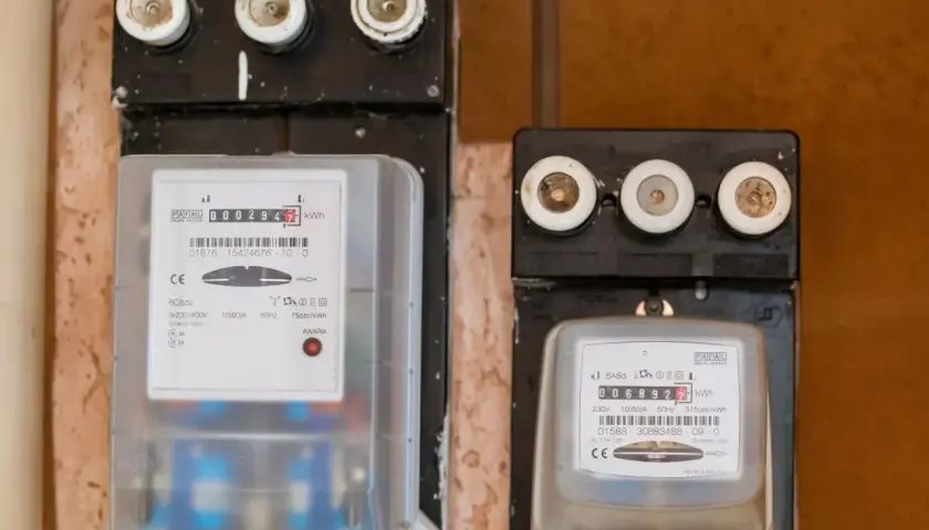 Dwa liczniki energii elektrycznej, jeden z nich pokazuje zużycie zgodne z taryfą G11 PGE.