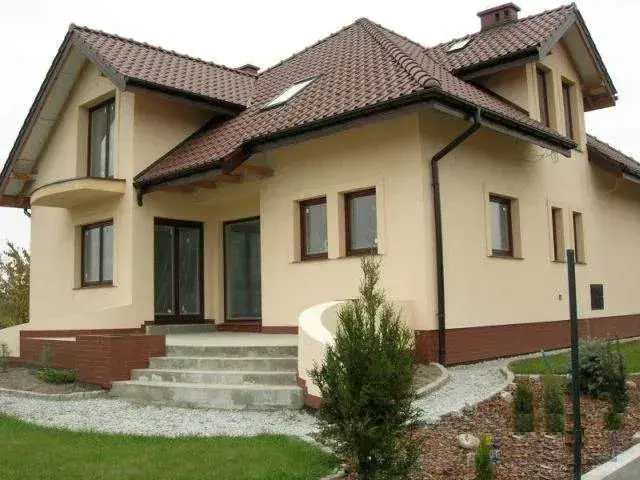 Jaki kolor elewacji do kasztanowego dachu, aby uniknąć błędów kolorystycznych?