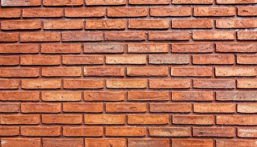 Cegła klinkierowa – trwały materiał do elewacji, ogrodzeń i wnętrz
