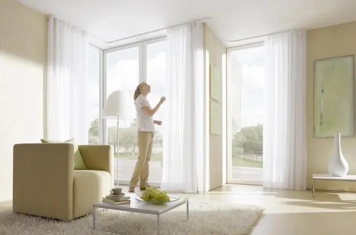 Karnisz sufitowy w aranżacjach wnętrz: inspirujące pomysły