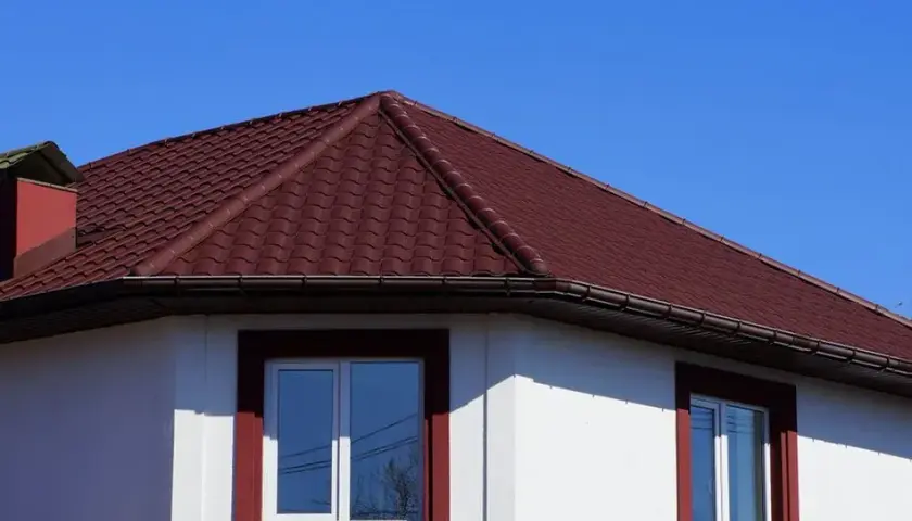 Jaki kolor elewacji do wiśniowego dachu, aby uniknąć błędów w aranżacji?
