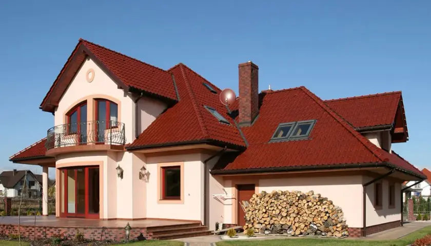 Jaka elewacja do bordowego dachu: 5 najlepszych kolorów i inspiracji