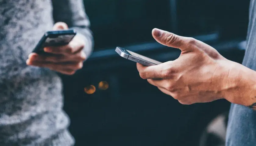 Gra karciana online – jak grać, by nie stracić głowy (i pieniędzy)?