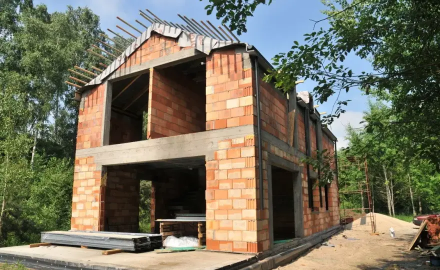 Jak prawidłowo obliczyć potrzebną ilość cegieł na m2 elewacji - poradnik eksperta