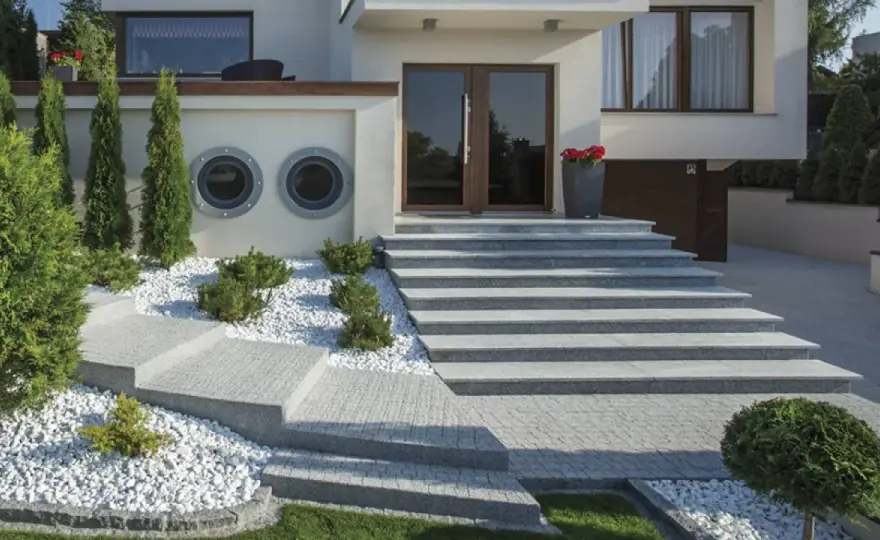 Beton dekoracyjny na schody zewnętrzne - co wybrać?