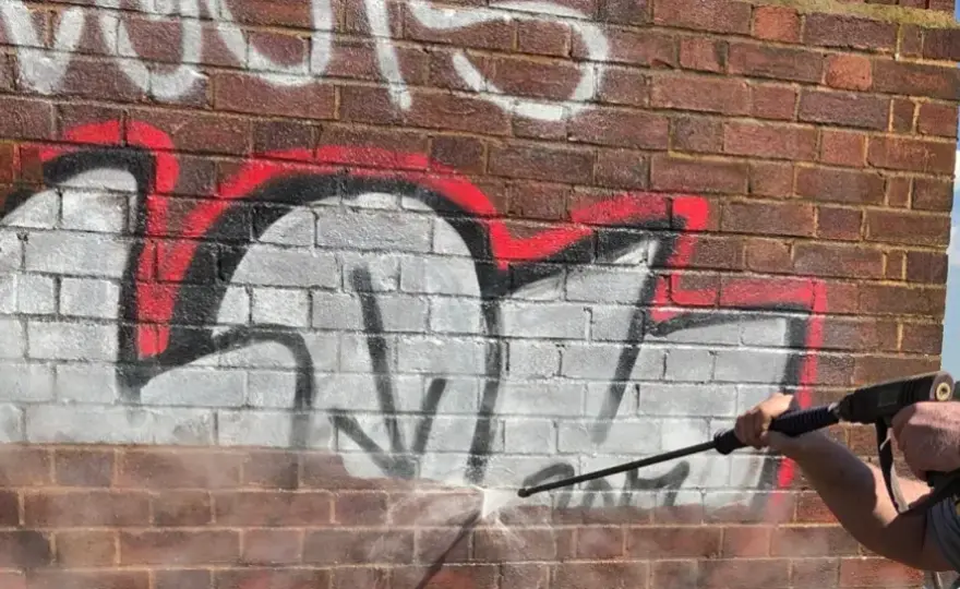 Skuteczne sposoby jak usunąć graffiti z elewacji: 5 sprawdzonych metod