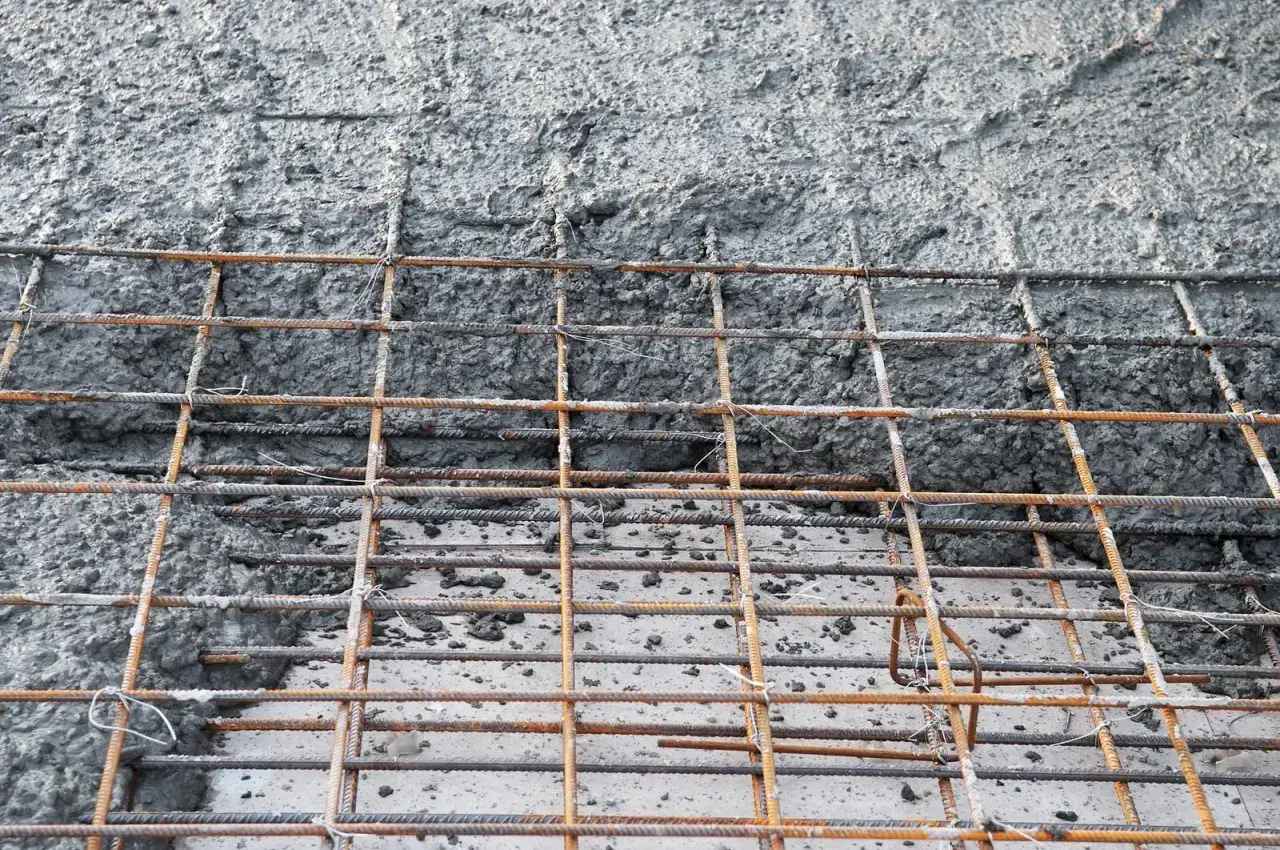 Siatka zbrojeniowa czeka na beton. Jaki beton na chudziaka będzie najlepszy? Ten szary, mokry materiał to właśnie on.