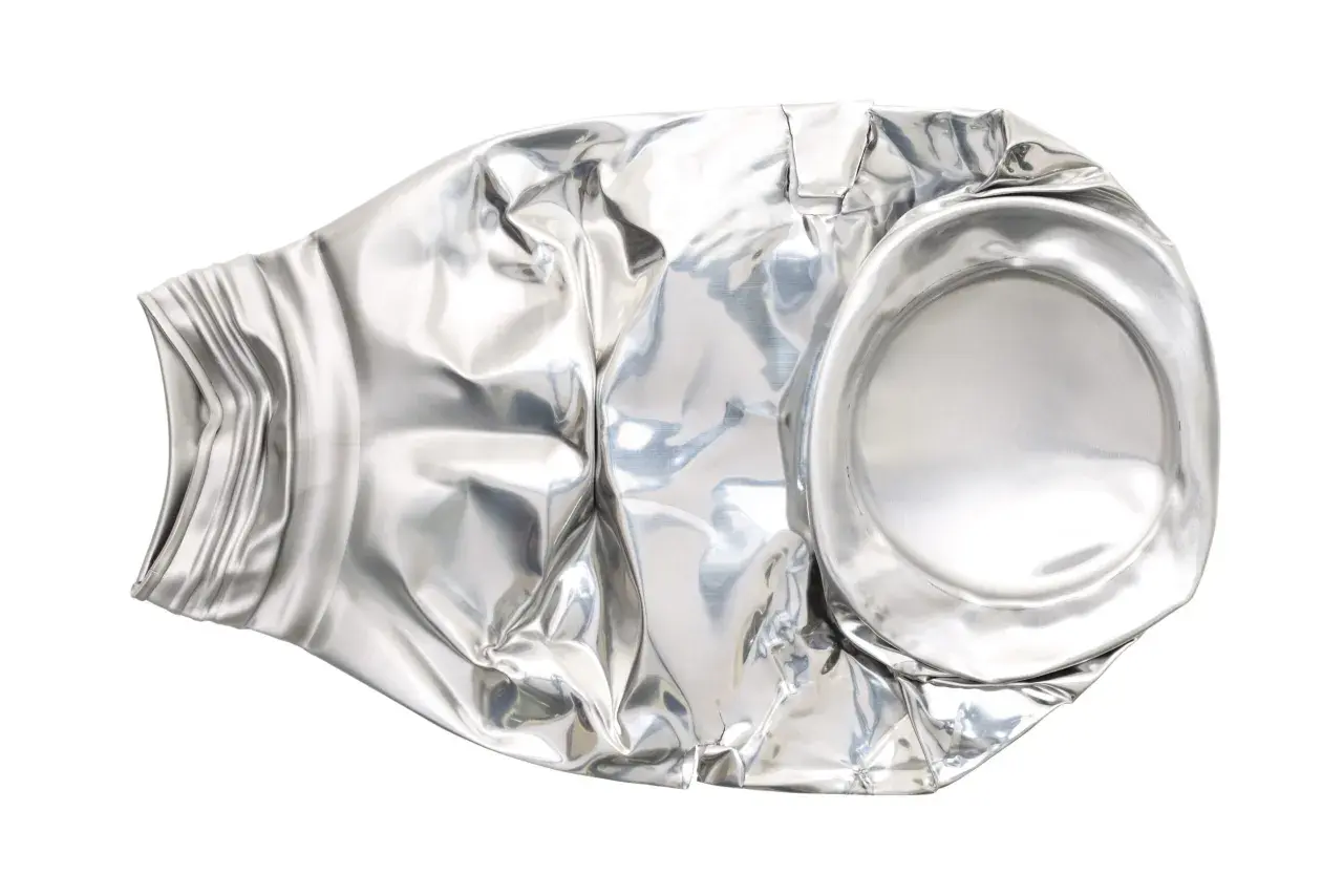 Zgnieciona puszka po napoju, wykonana z aluminium. Jej cena za kg jest zmienna, ale recykling jest zawsze opłacalny.