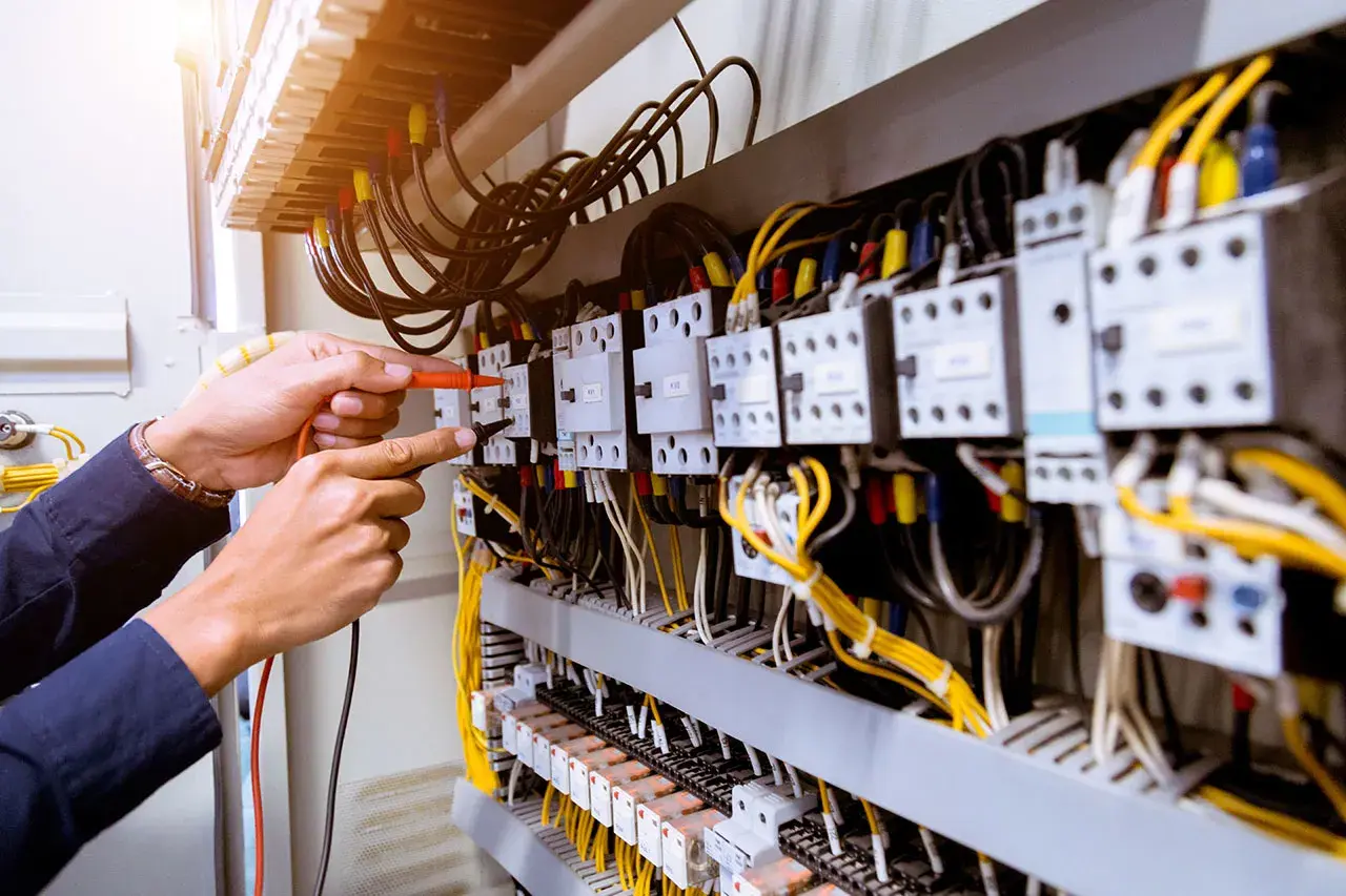 Prace elektryczne: Kompleksowy przegląd rodzajów i wymagań