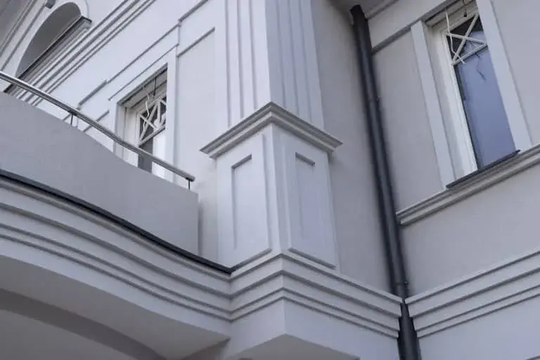 Sztukateria okienna: funkcje, rodzaje i trendy w dekoracji budynków