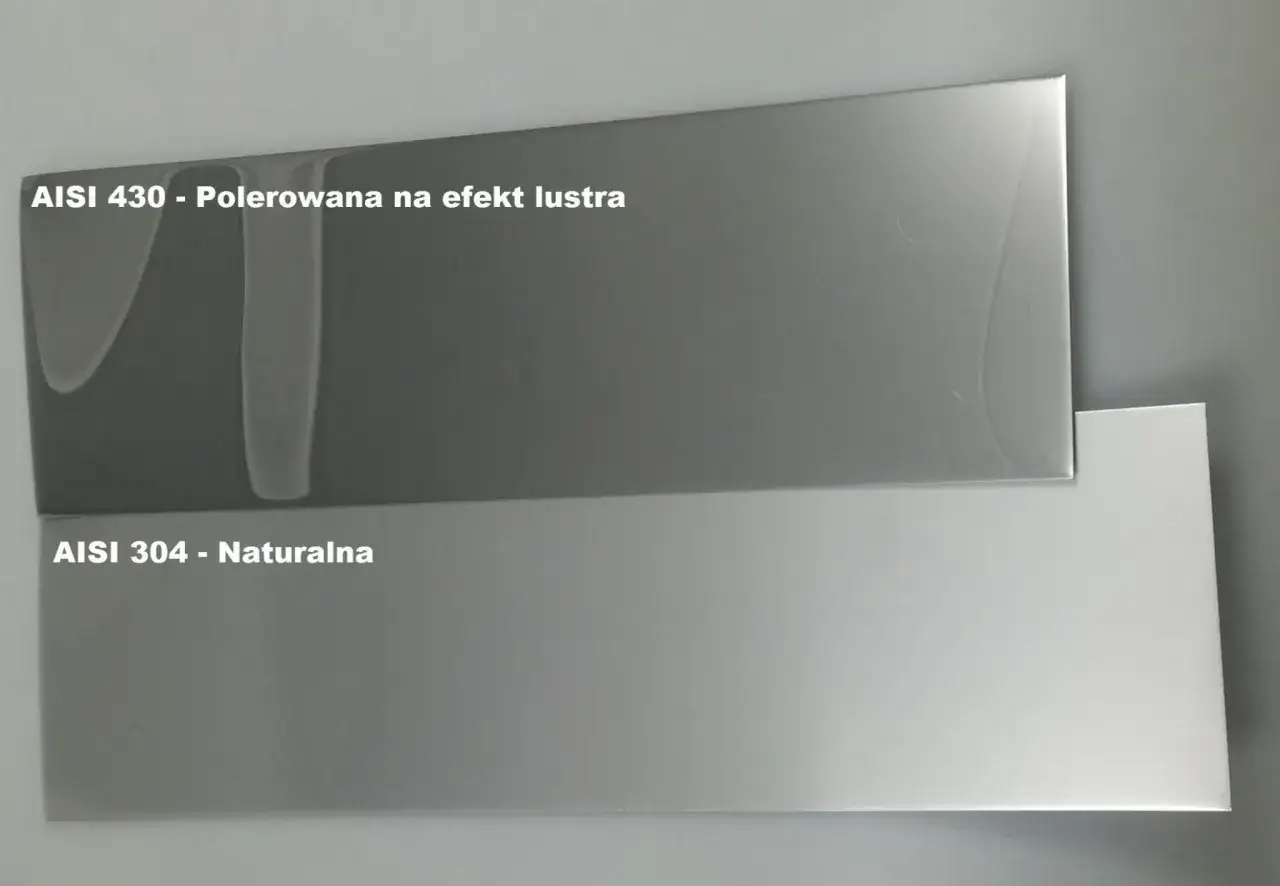 Dwa arkusze blachy: jeden AISI 430 polerowany na efekt lustra, drugi AISI 304 naturalny.