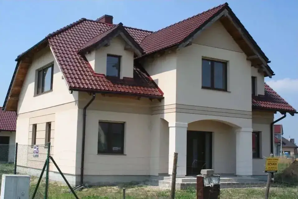Zdjęcie Jaki kolor elewacji do kasztanowego dachu, aby uniknąć błędów kolorystycznych?