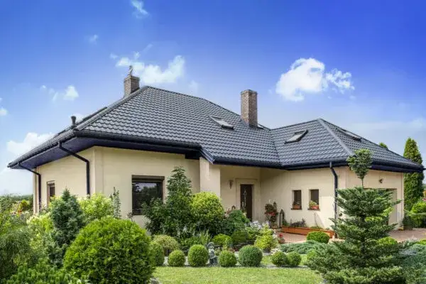 Zdjęcie 5 najlepszych kolorów elewacji do grafitowego dachu - kompleksowy poradnik