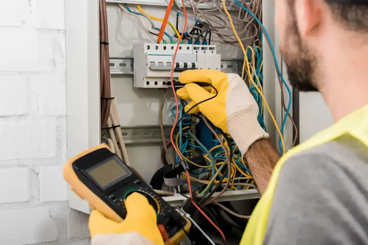 Zdjęcie Podstawy dla elektryka: Kluczowa wiedza i umiejętności dla nowicjuszy